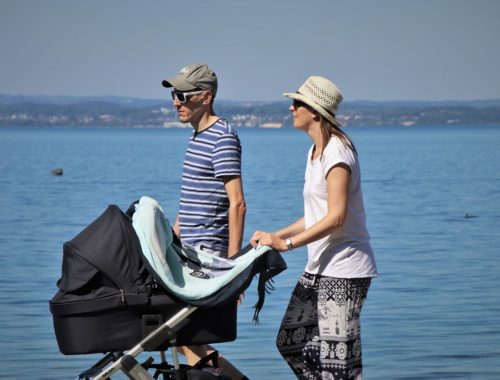 Spaziergang mit Baby im Kinderwagen