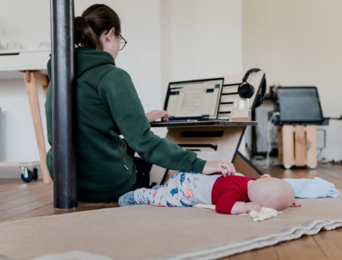 Langzeitstillende Mutter mit Kind bei der Arbeit