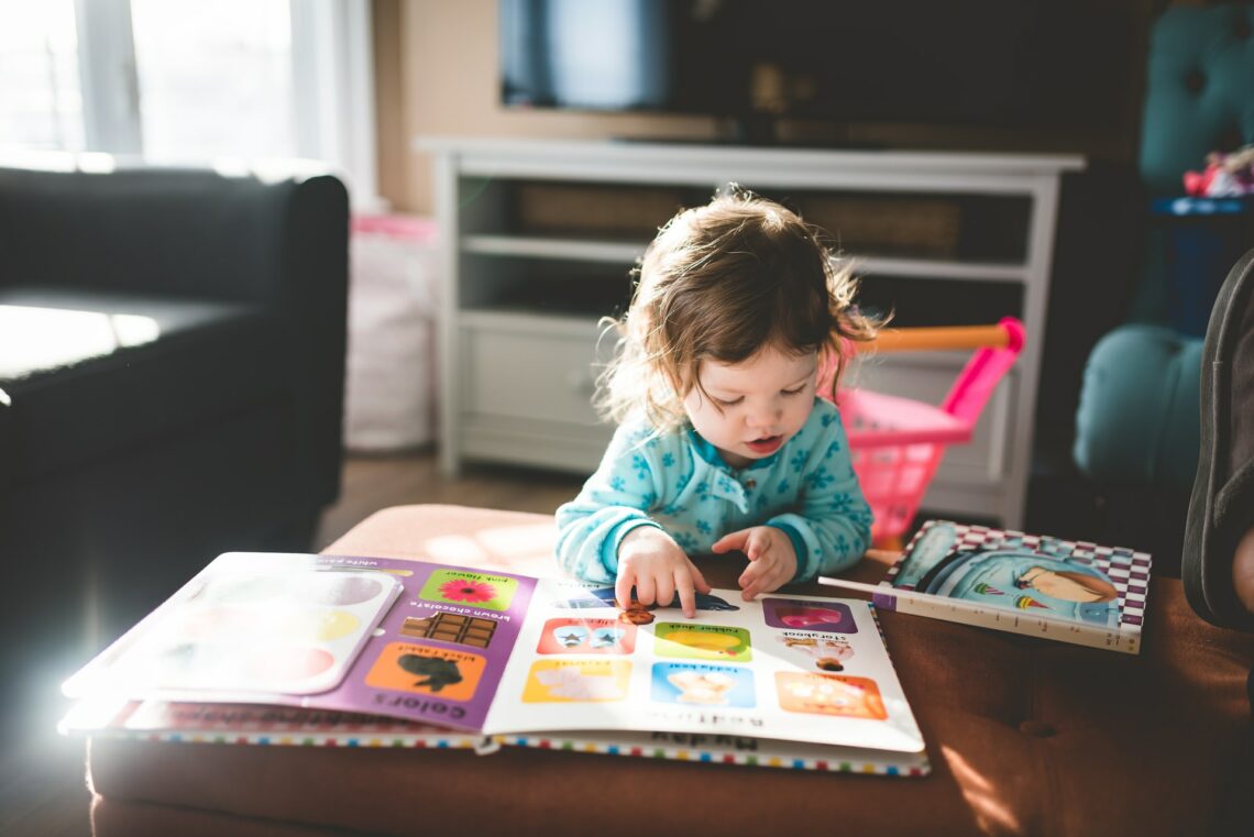 frühes Lesen hilft Kindern in der Entwicklung