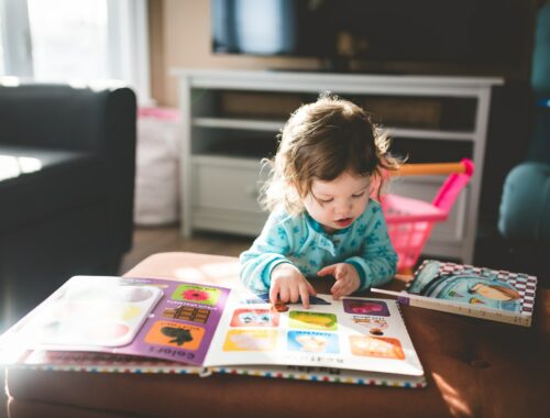 frühes Lesen hilft Kindern in der Entwicklung